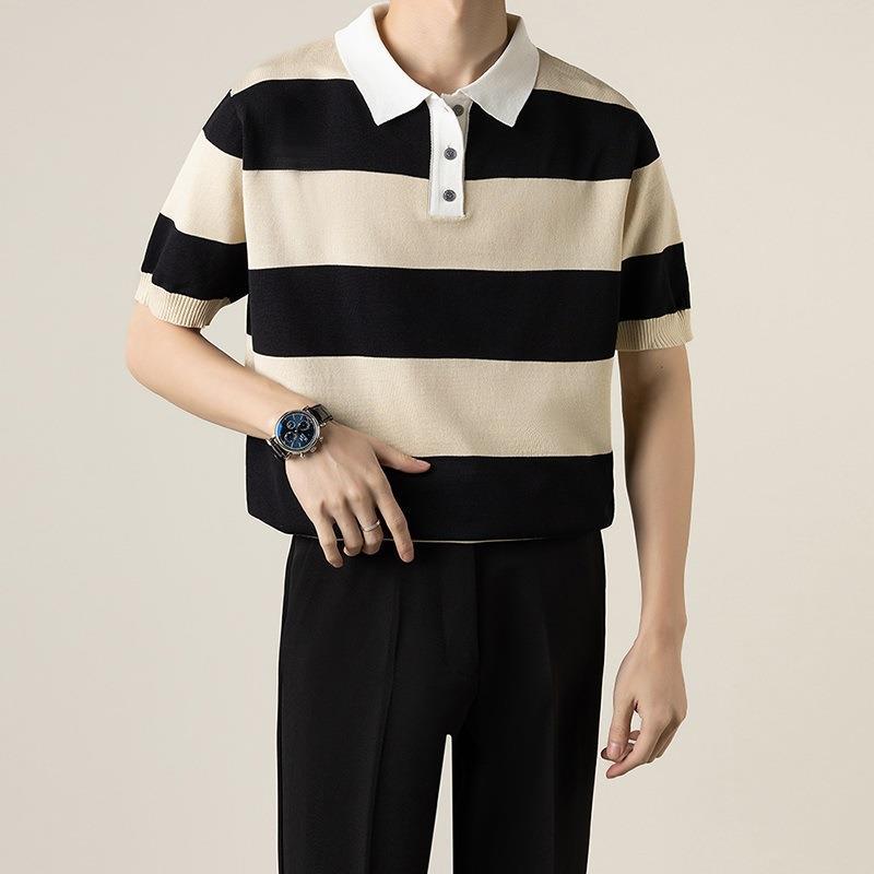 Polo uomo estiva a righe, maniche corte e vestibilità slim. Perfetta per un look casual chic e moderno.