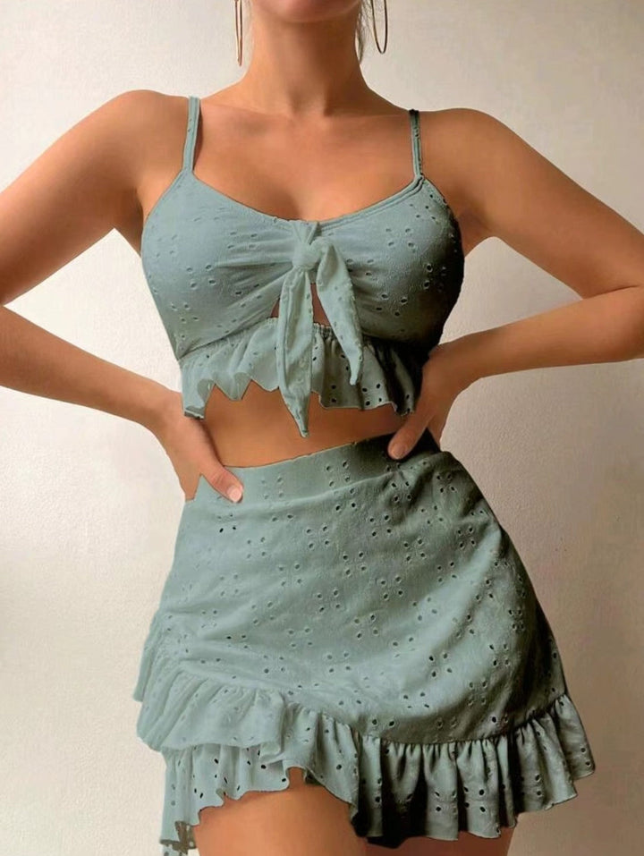 Abbigliamento spiaggia donna: bikini tre pezzi con design increspato, ideale per outfit estivi alla moda.