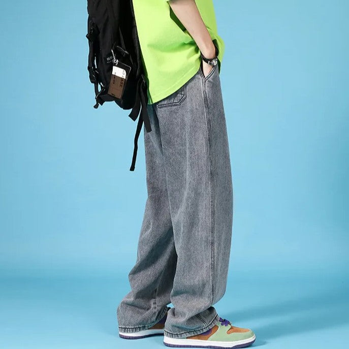 Denim uomo streetwear: jeans loose fit a gamba dritta, con zip, vita media per comfort.