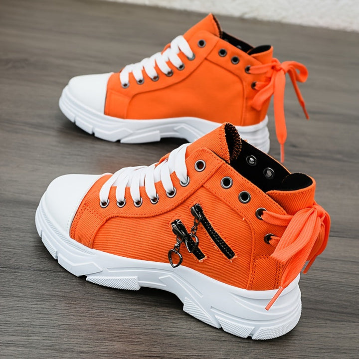 Scarpe donna nere con plateau, chiusura zip e design moderno per un tocco di stile urbano.