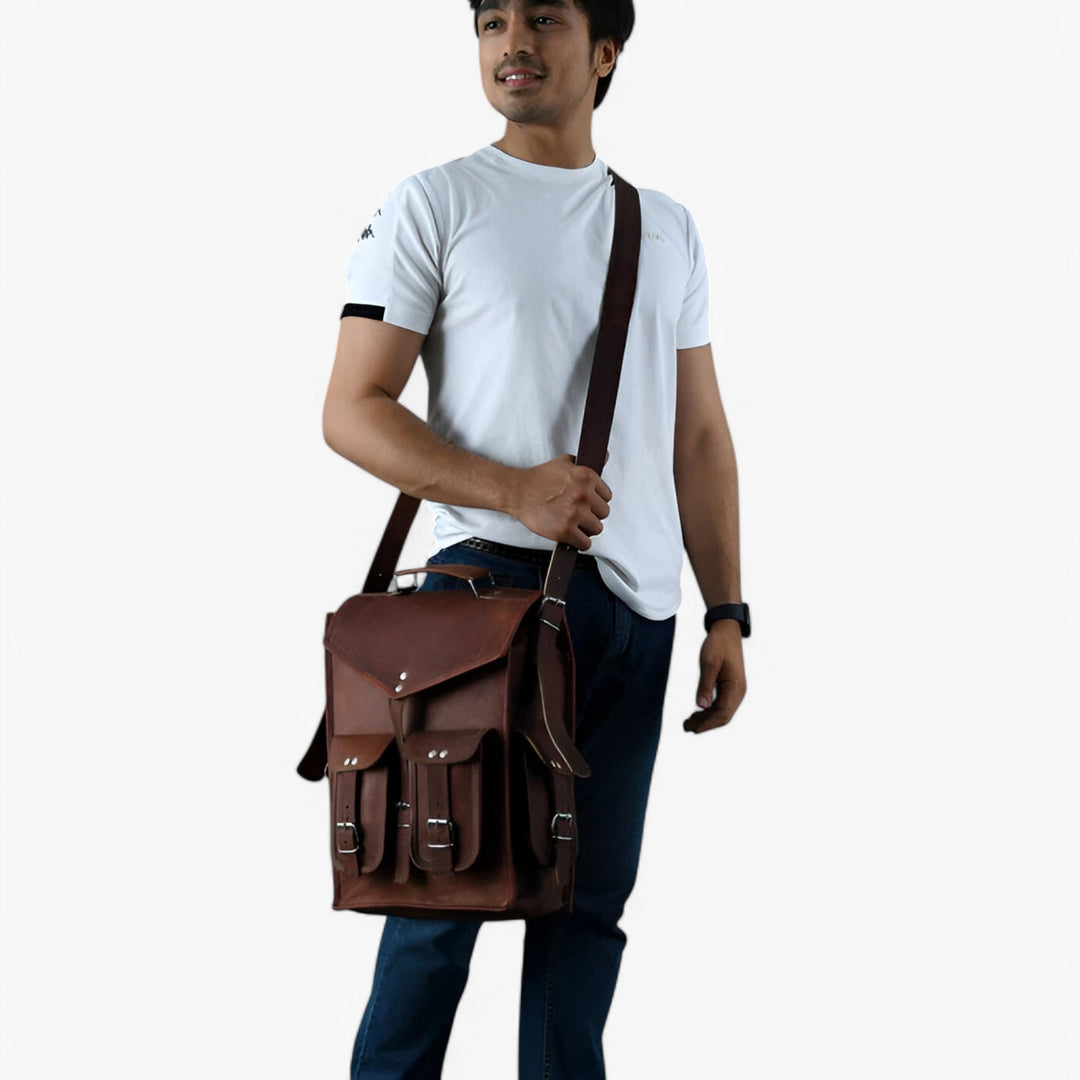 Dettaglio della borsa a spalla nera convertibile da donna, con tracolla regolabile e finiture di pregio.
