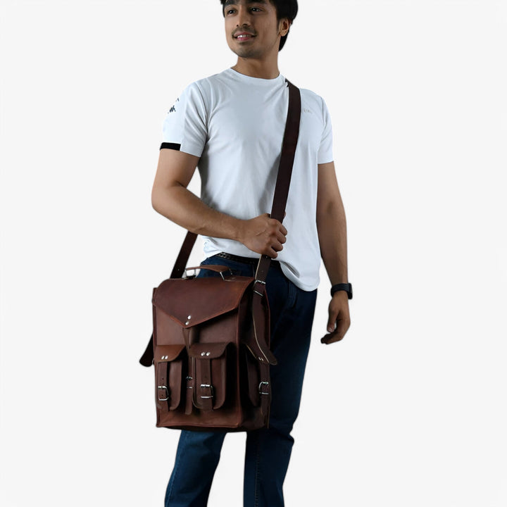 Dettaglio della borsa a spalla nera convertibile da donna, con tracolla regolabile e finiture di pregio.