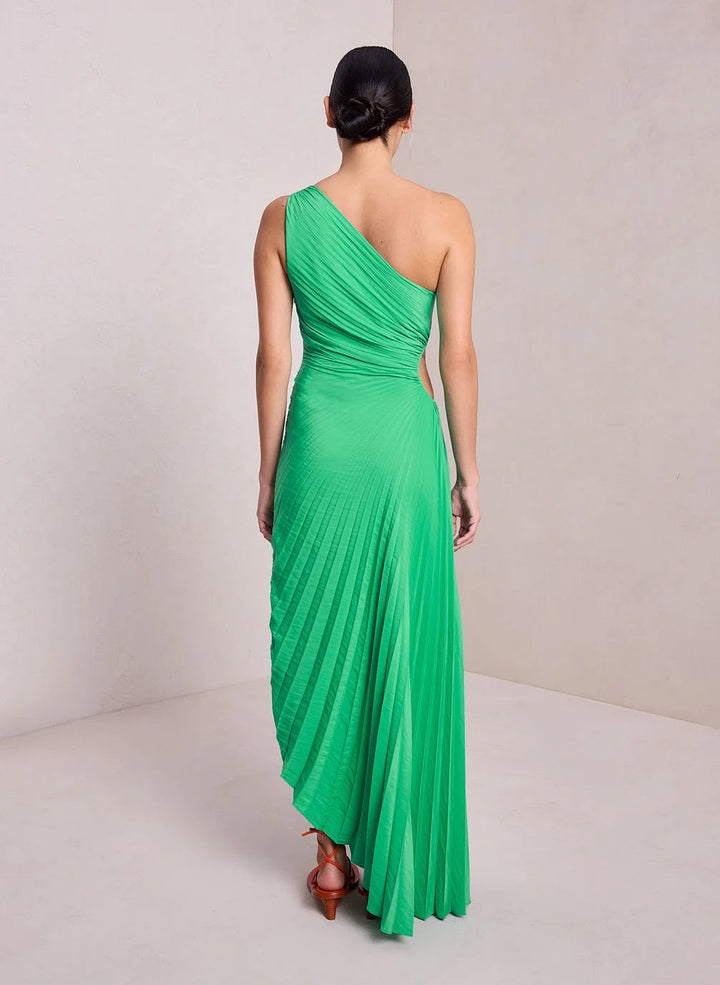 Abito da sera monospalla plissettato, look femminile e raffinato per cerimonie.