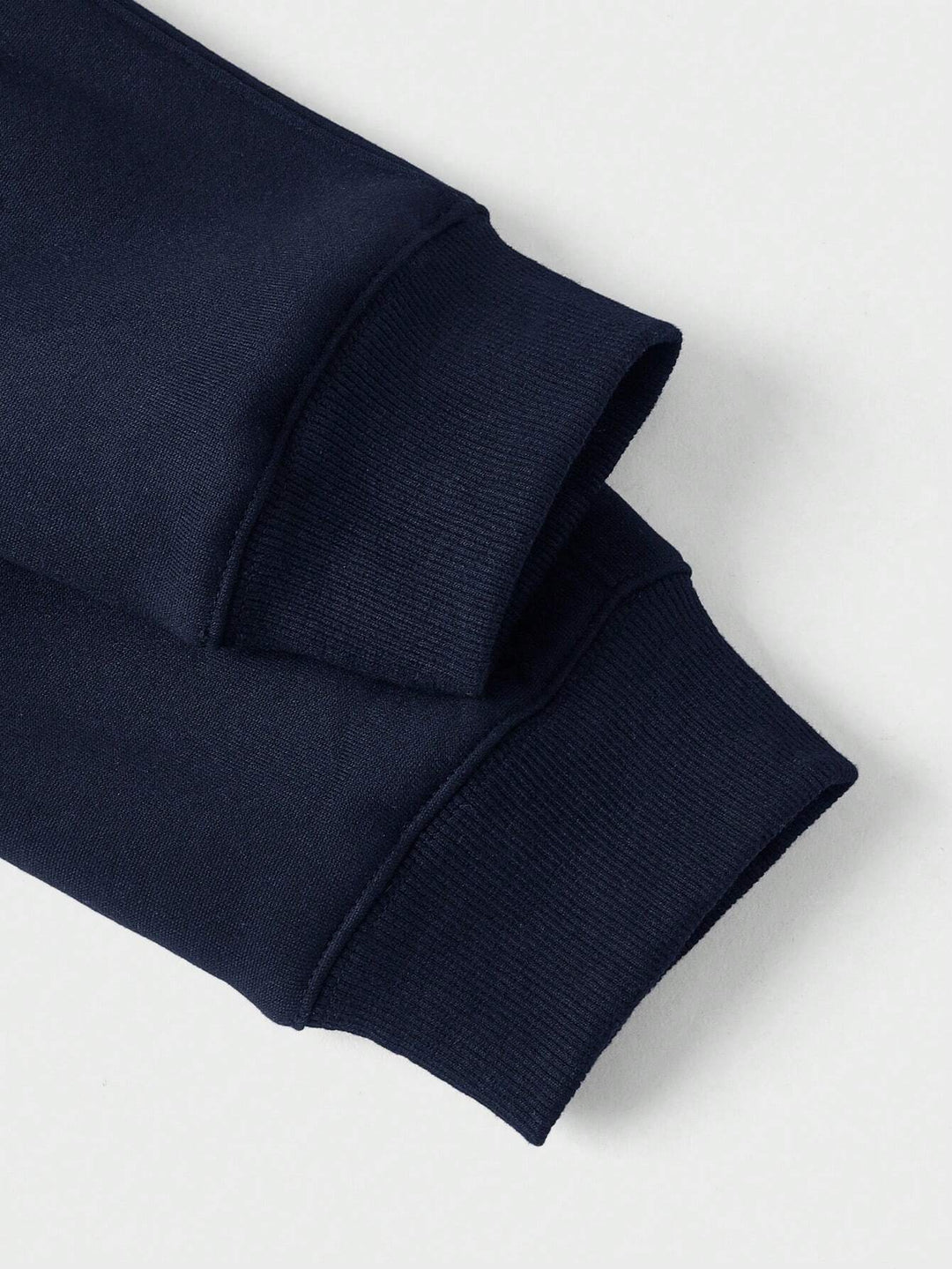 Uomo indossa maglione mezza zip a collo alto, mostrando comfort e look maschile.