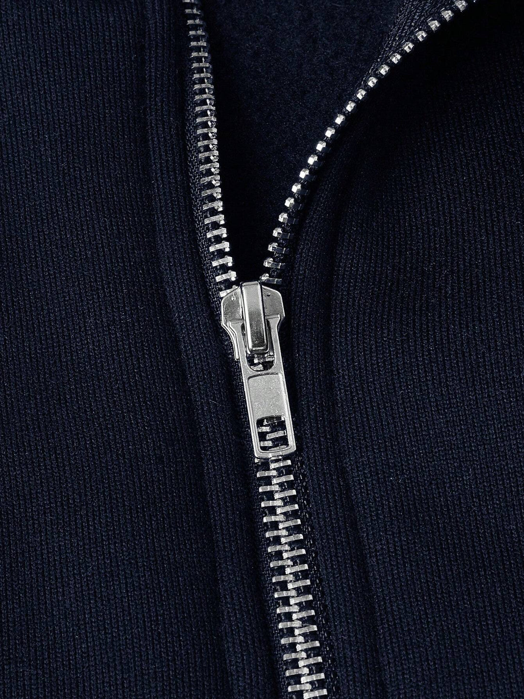 Dettaglio maglione uomo mezza zip con collo alto, un capo essenziale per abbigliamento versatile.