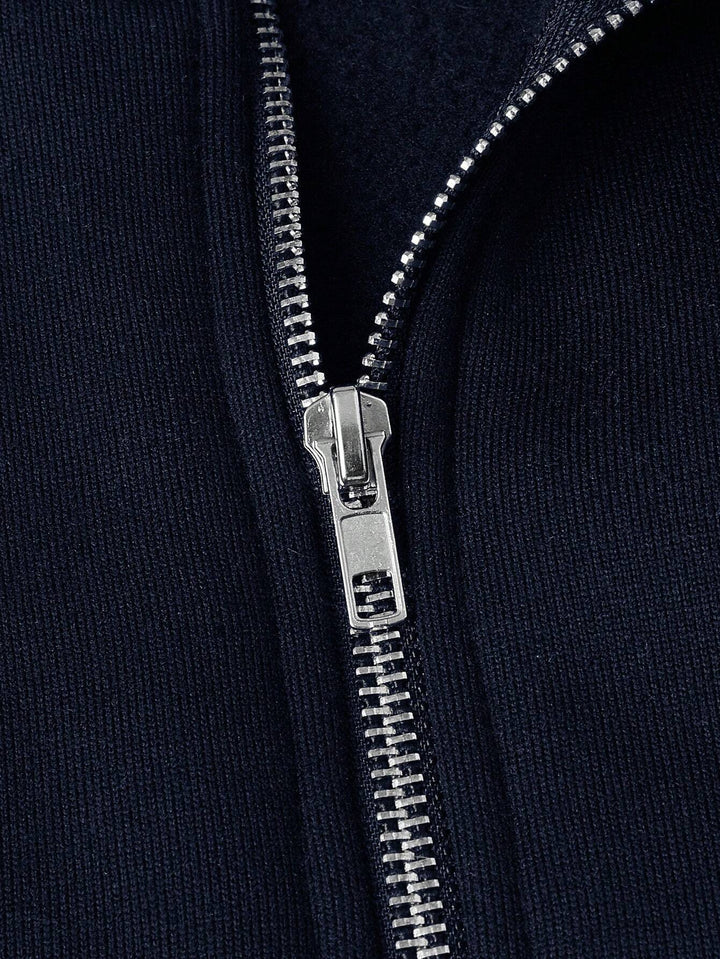 Dettaglio maglione uomo mezza zip con collo alto, un capo essenziale per abbigliamento versatile.