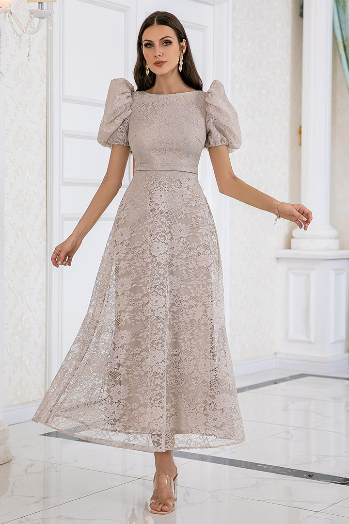Abito lungo donna champagne elegante con maniche in pizzo, perfetto per matrimonio o cerimonia speciale.