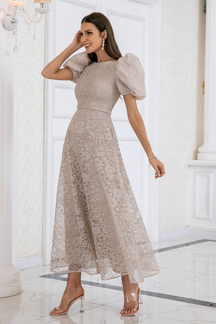 Abito da cerimonia lungo color champagne per donna, con eleganti dettagli in pizzo, perfetto per occasioni speciali.