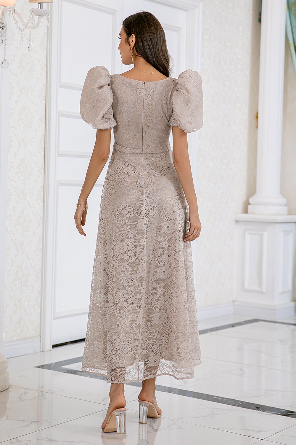 Vestito da sera donna color champagne con raffinate maniche in pizzo, ideale per invitata matrimonio ed eventi eleganti.