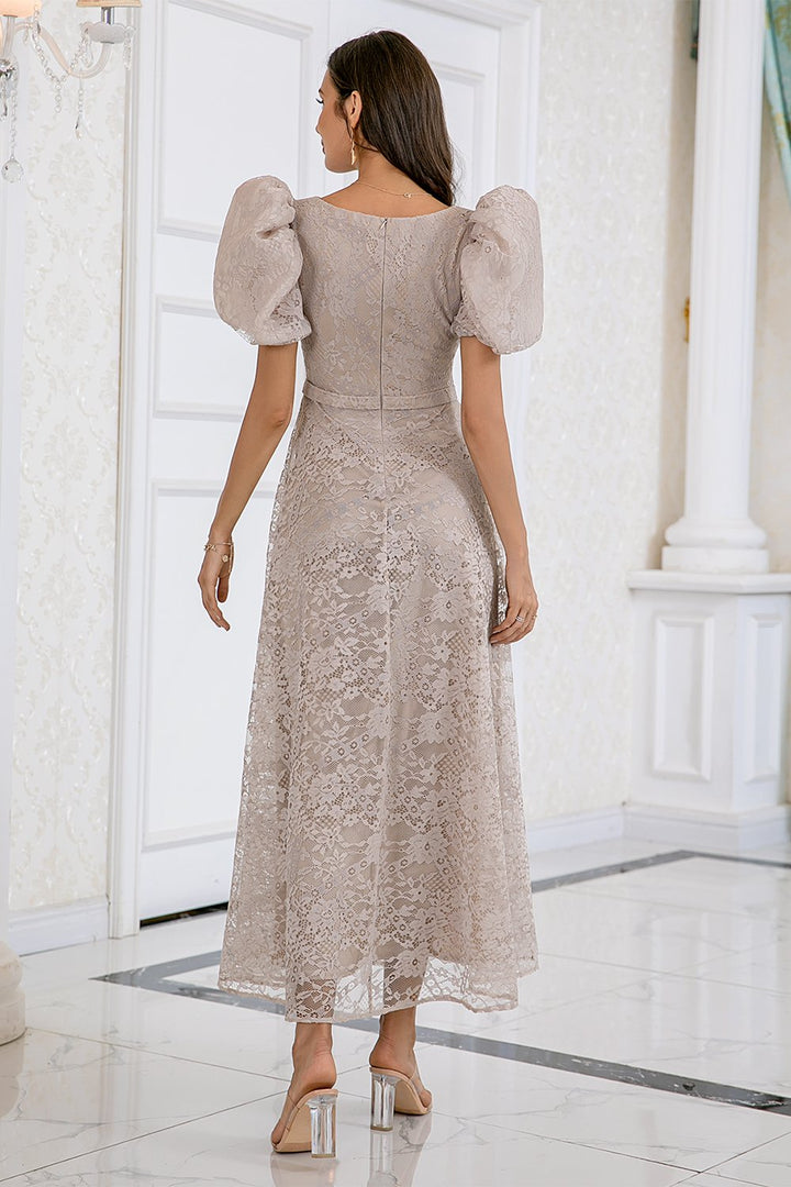 Vestito da sera donna color champagne con raffinate maniche in pizzo, ideale per invitata matrimonio ed eventi eleganti.
