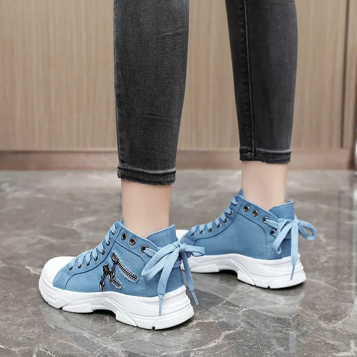Sneakers donna con plateau disponibili in blu chiaro, nero e arancione, stile e comfort per ogni giorno.