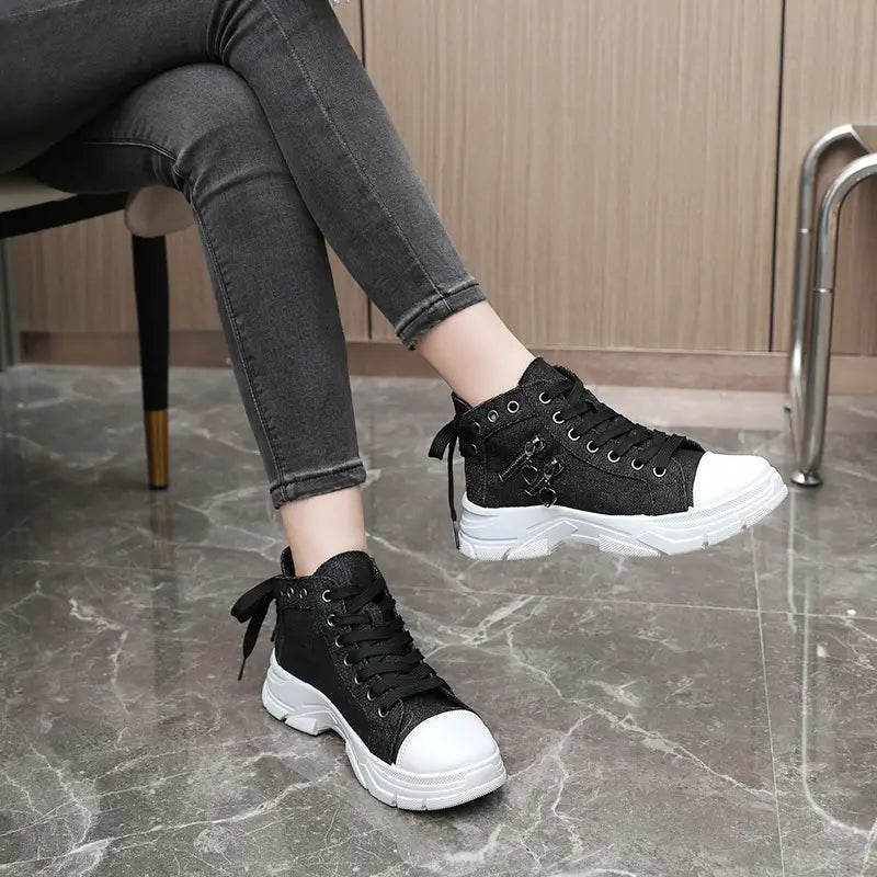 Sneakers donna nere con plateau e chiusura zip, un'opzione elegante per lo stile casual.