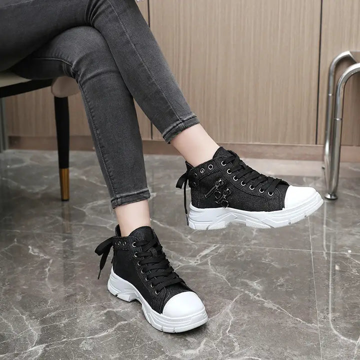 Sneakers donna nere con plateau e chiusura zip, un'opzione elegante per lo stile casual.