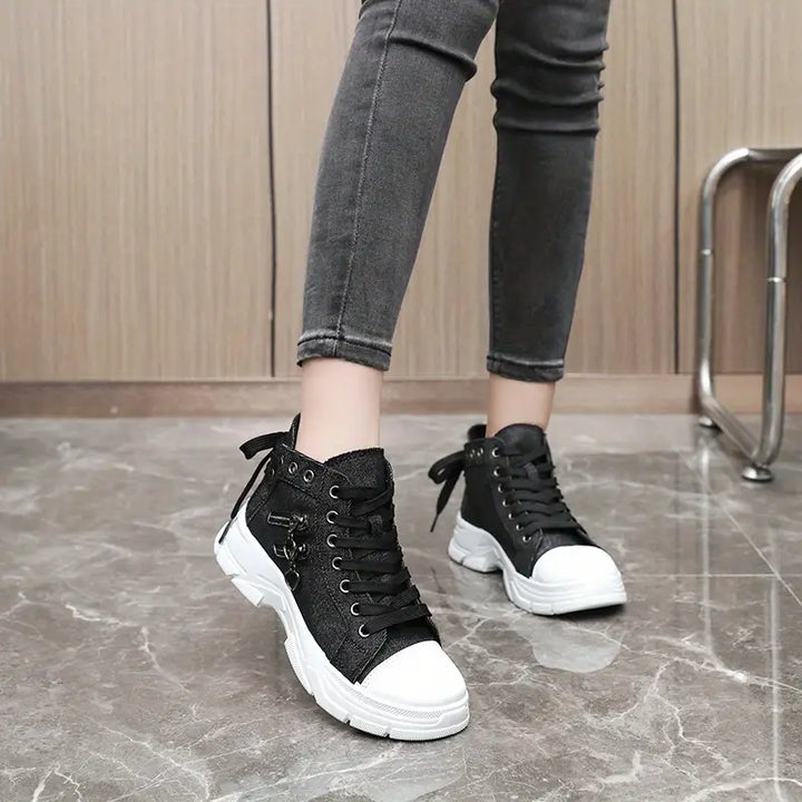 Sneakers blu chiaro con plateau, design moderno e stile urbano per un outfit contemporaneo.