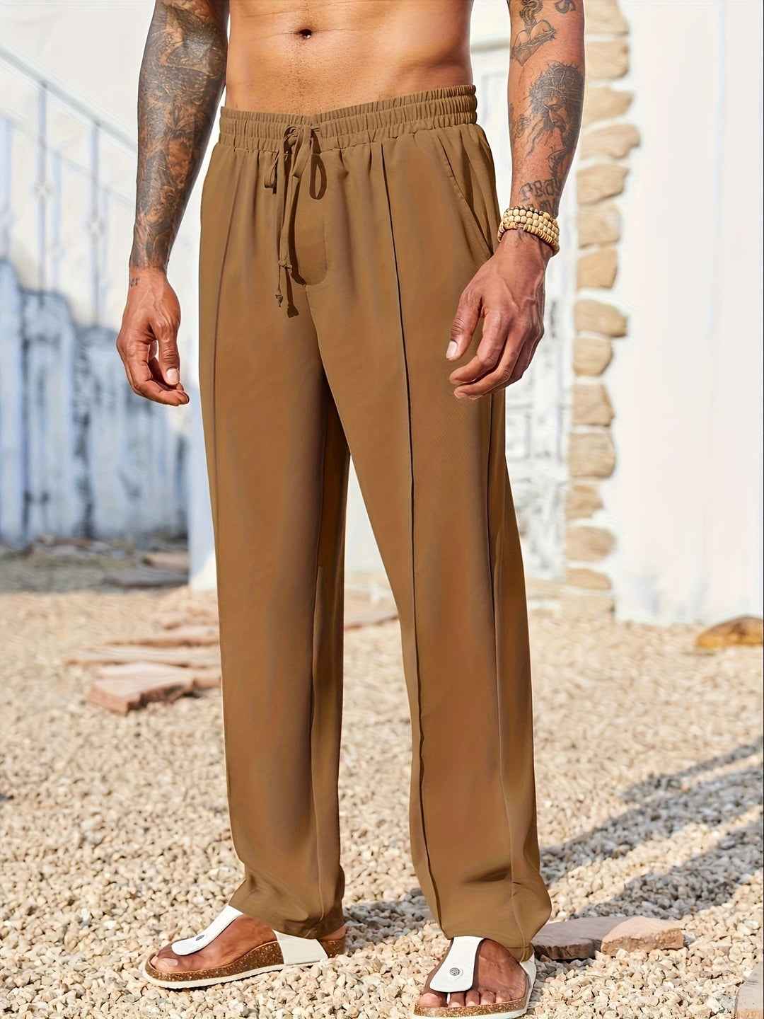 Pantaloni straight fit uomo grigi, tessuto antipiega, perfetti per look streetwear o eleganti e comodi.