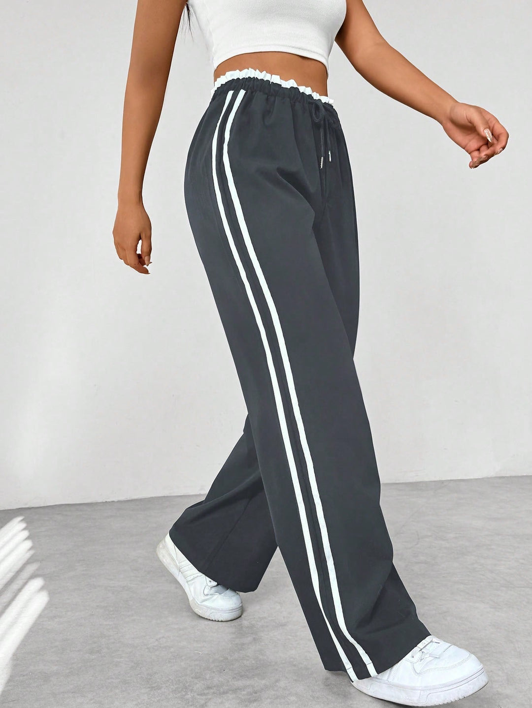 Pantaloni donna casual a gamba larga, versatili per sport o tempo libero, confortevoli ogni giorno.