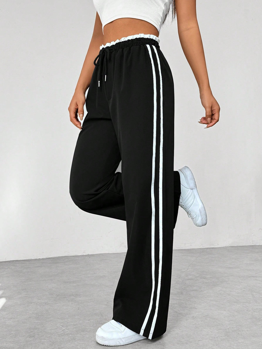 Eleganti pantaloni sportivi donna a gamba larga, perfetti per un look streetwear comodo e alla moda.