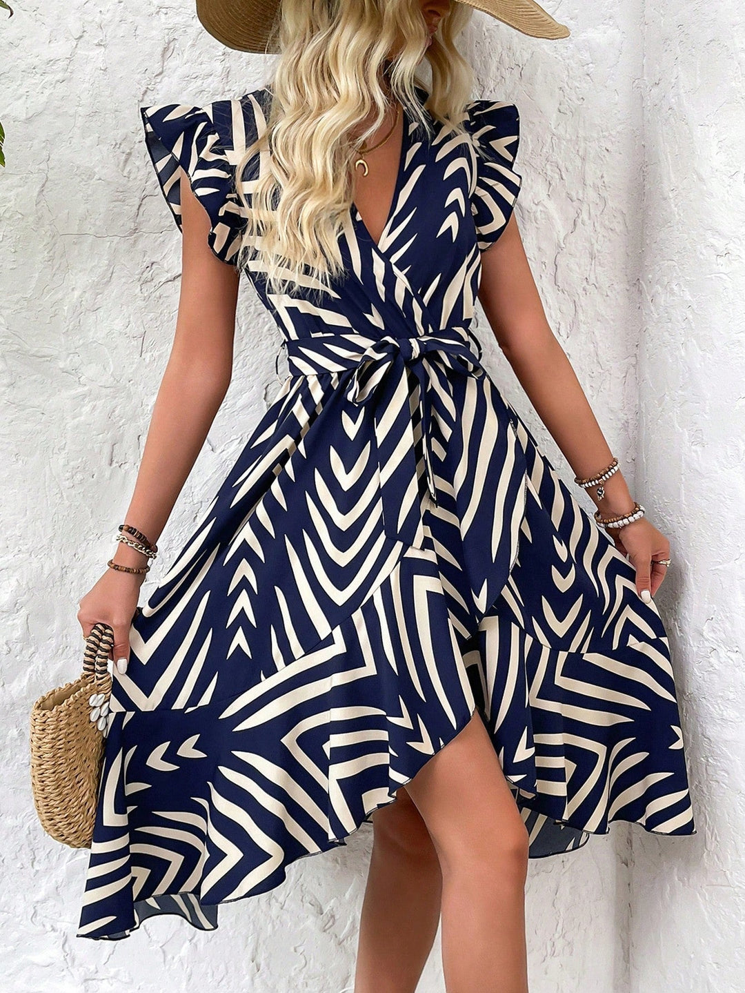Abito midi estivo blu da donna con fantasia floreale e maniche a balze. Perfetto per un look casual o elegante.