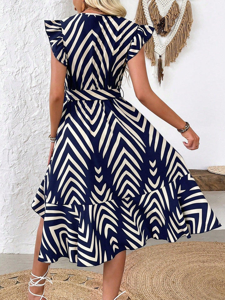 Abito blu da donna, modello midi a portafoglio con fantasia. Maniche a balze e scollo a V, look estivo.