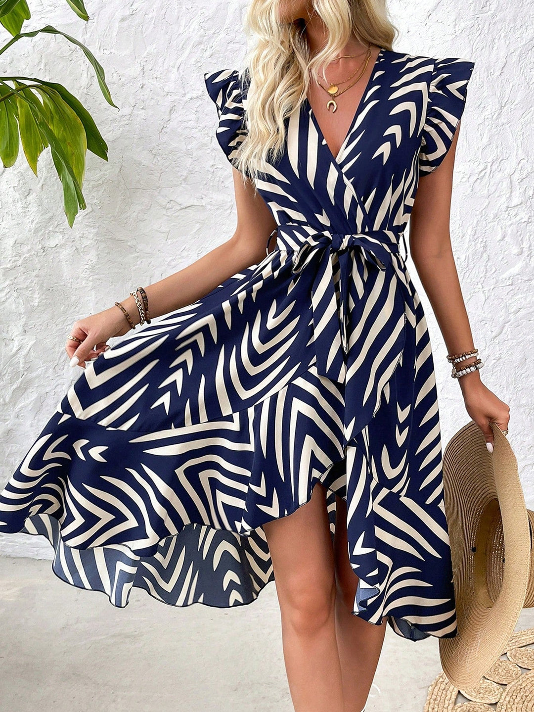 Moda femminile: abito midi casual estivo blu con fantasia e maniche a balze. Comfort e stile per l'estate.