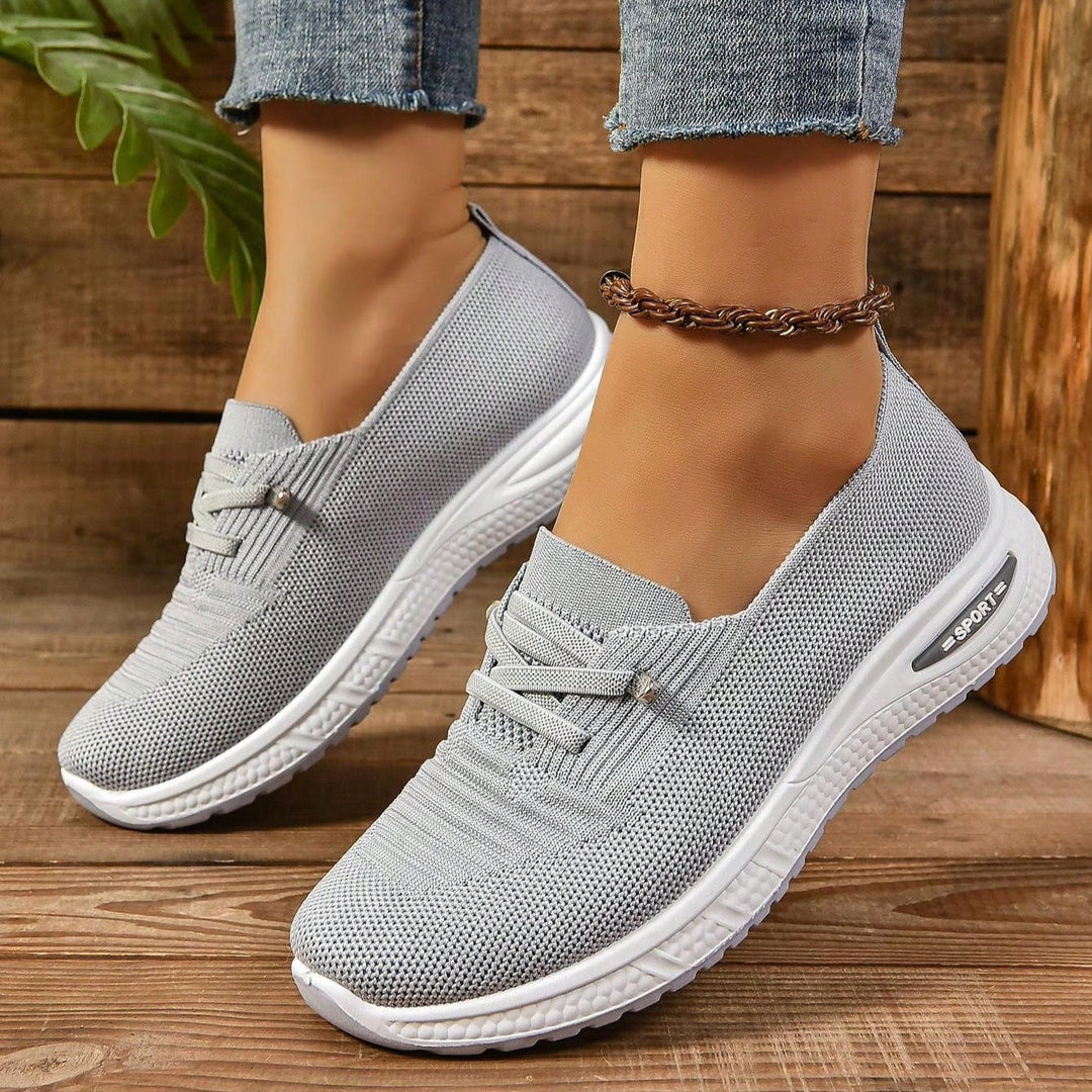 Moderne sneakers donna grigie slip-on, offrono comfort morbido e una punta ampia per il benessere del piede.