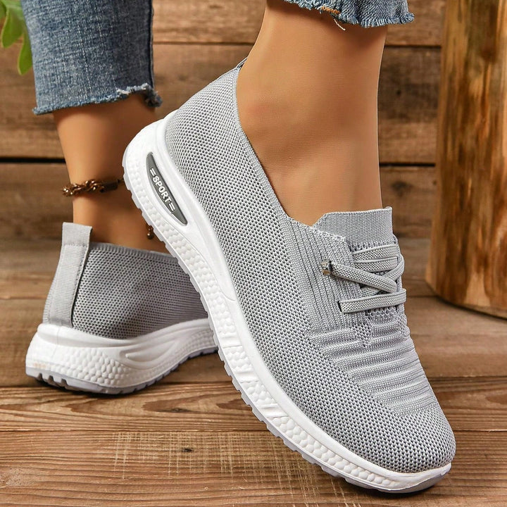 Scarpe da ginnastica donna leggere e pratiche grigie, perfette per look casual e massimo comfort.