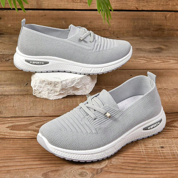 Scarpe da ginnastica donna pratiche, leggere e confortevoli, con punta ampia per attività quotidiane.