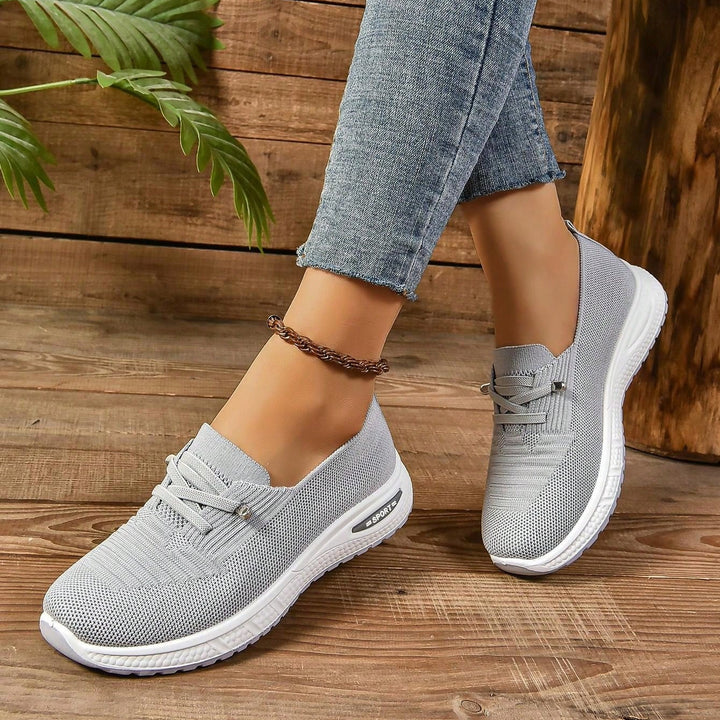 Scarpe donna casual grigie slip-on. Leggere, con punta ampia per camminate confortevoli ogni giorno.