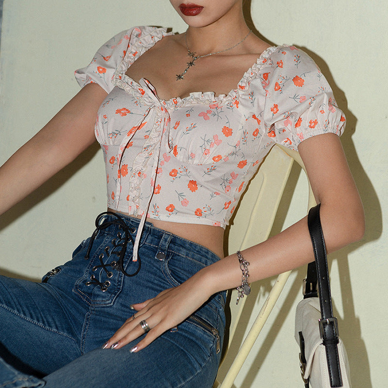 Top corto donna slim fit con stampa floreale rosa e scollo a U, ideale per un look estivo casual.
