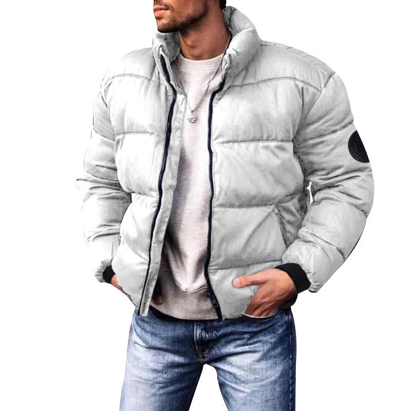 Giacca uomo imbottita versatile per l'inverno, con design moderno, collo alto e tasche, ideale per look casual.