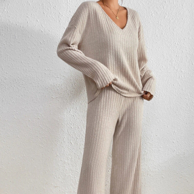 Completo donna in maglia morbida, due pezzi per un comfort avvolgente e un look elegante.