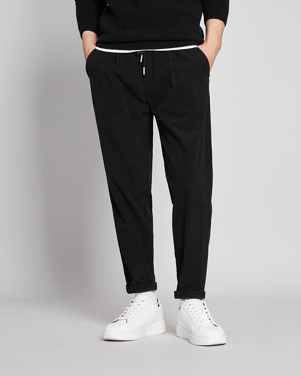 Pantaloni Capri uomo casual primaverili. Stile rilassato con vita media e laccio per massimo comfort, ideali per streetwear.