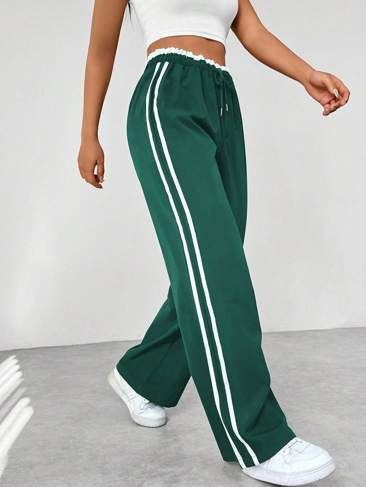Pantaloni sportivi donna a gamba larga, un capo di moda casual essenziale e comodo per ogni look.