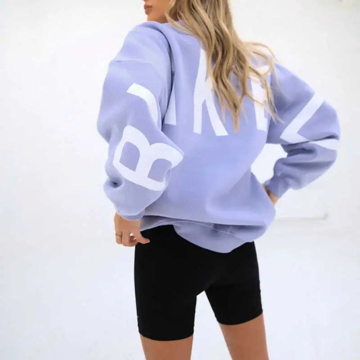 Primo piano di maglione a manica lunga girocollo con stampa, comfort e stile per l'inverno.