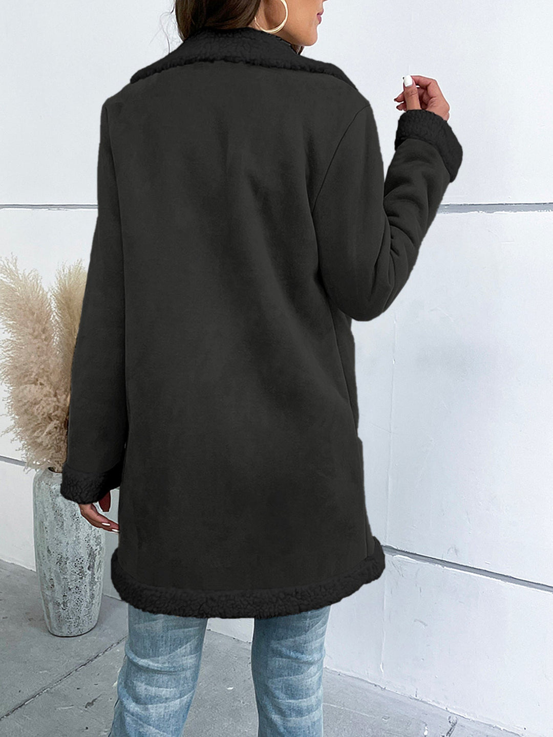 Cappotto lungo donna elegante e invernale, con revers, ideale per l'ufficio o outfit casual chic.