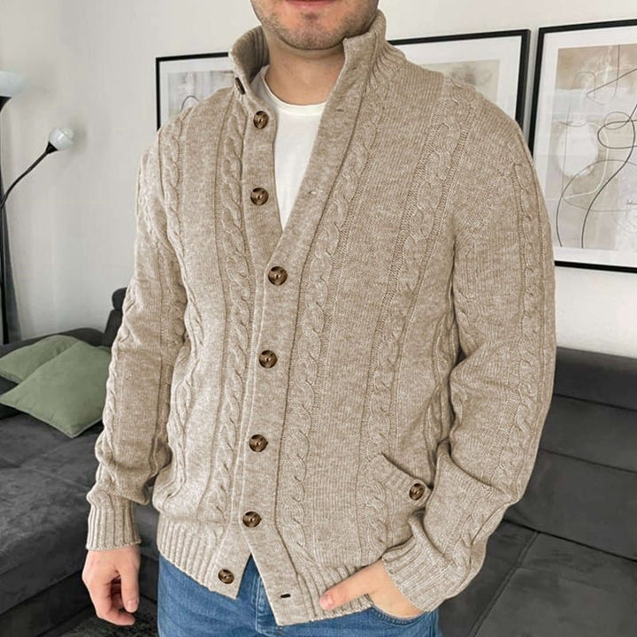 Cardigan invernale uomo albicocca, collo alto e motivo intrecciato. Maglieria calda ed elegante per look casual.