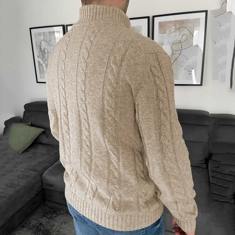 Uomo indossa elegante cardigan invernale albicocca, collo alto e trama intrecciata. Perfetto per outfit casual-chic.