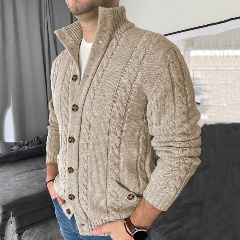 Cardigan da uomo invernale in maglieria calda, colore albicocca. Presenta collo alto e raffinato motivo intrecciato.