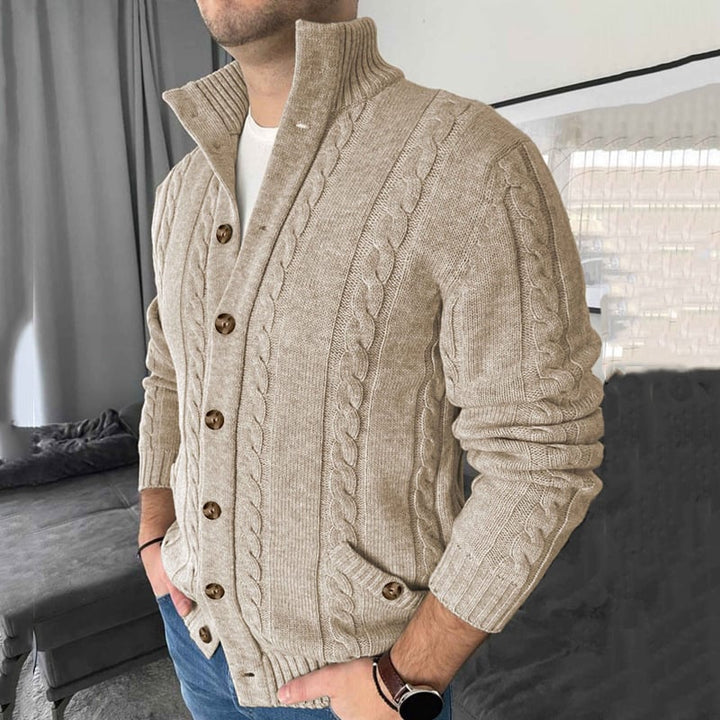 Cardigan da uomo invernale in maglieria calda, colore albicocca. Presenta collo alto e raffinato motivo intrecciato.