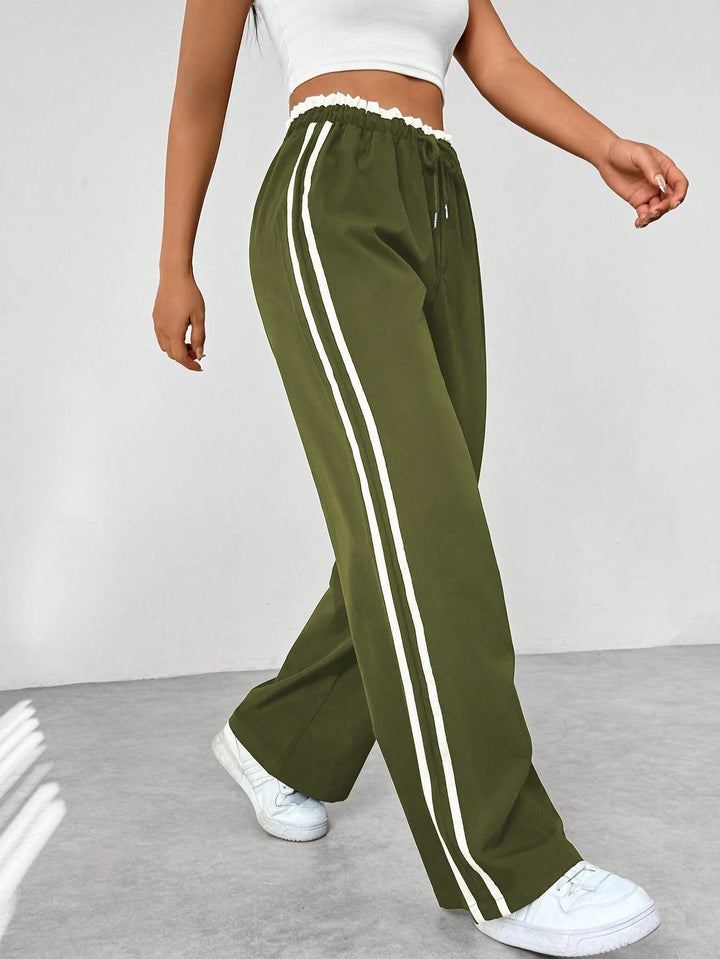 Pantaloni donna sportivi a gamba larga, perfetti per outfit streetwear confortevoli e di tendenza.