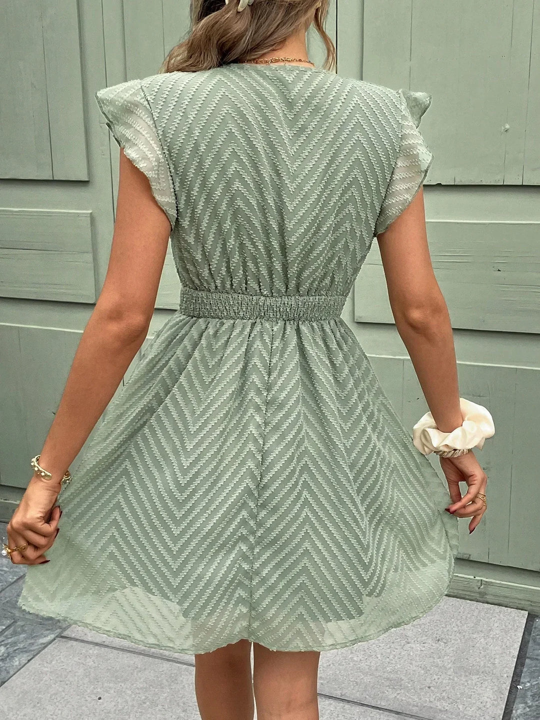 Vestito mini donna con maniche corte, scollo a V e vita elastica. Un outfit estivo comodo e alla moda.