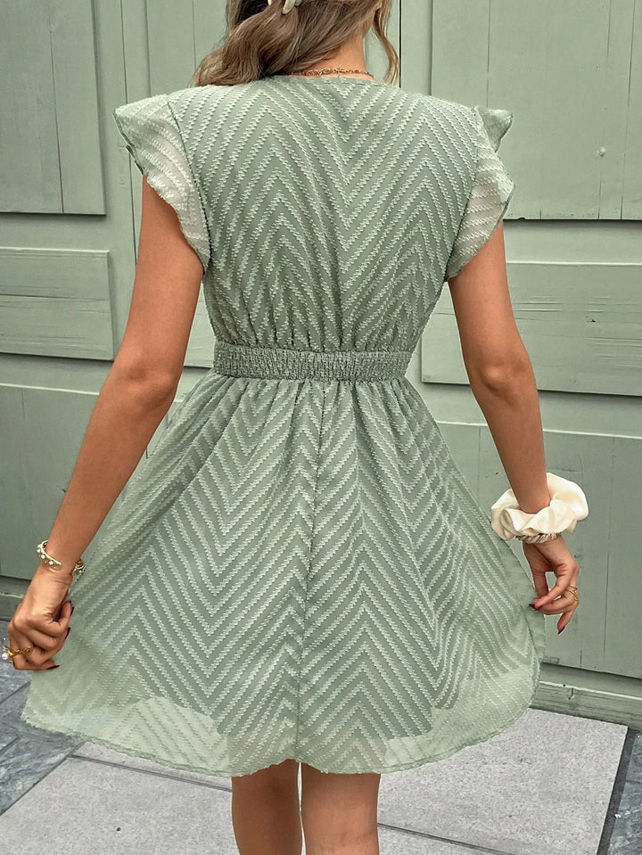Vestito mini donna con maniche corte, scollo a V e vita elastica. Un outfit estivo comodo e alla moda.