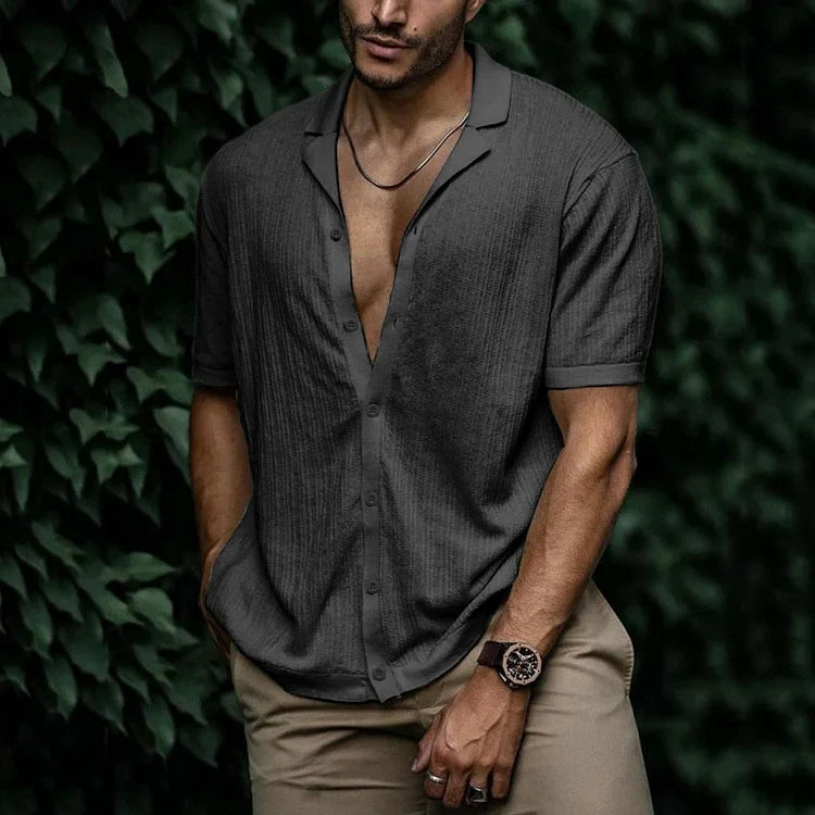 Look estivo uomo: camicia casual a manica lunga, leggera, traspirante e di tendenza.