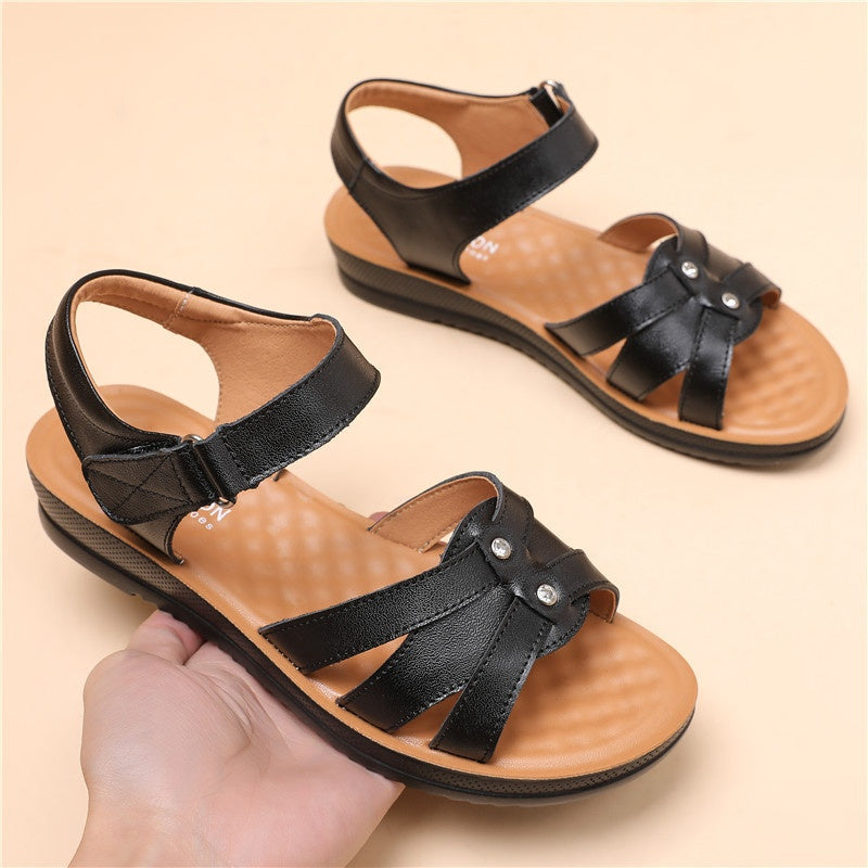 Calzature donna basse per comfort quotidiano. Scarpe con punta tonda e chiusura velcro, ideali per la passeggiata.
