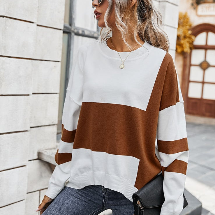 Moda donna: maglione pullover marrone con blocchi di colore, scollo rotondo. Ideale per look casual autunnale.
