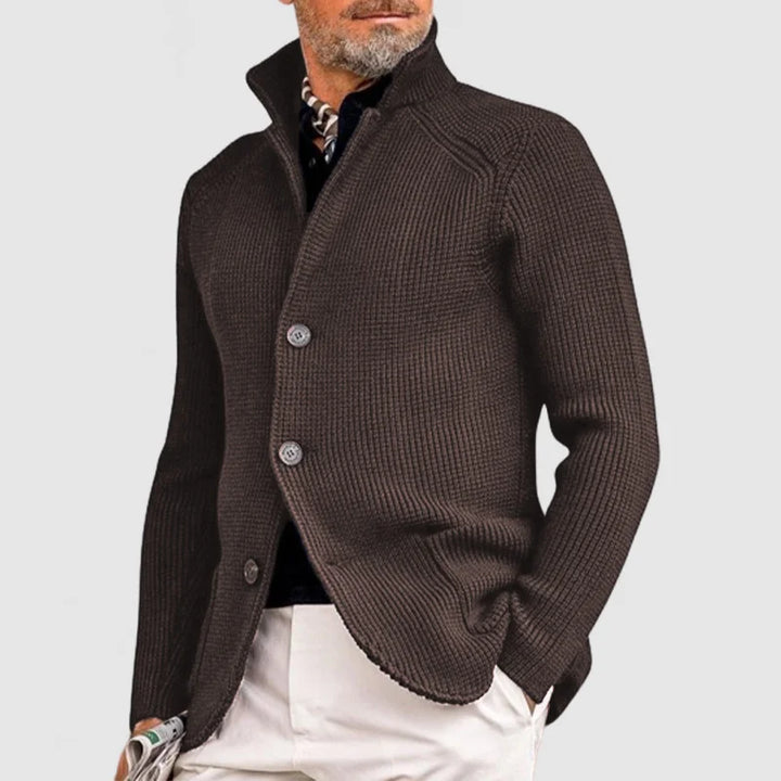 Cardigan uomo confortevole, collo alto e bottoni. Un capo essenziale per la moda autunnale maschile.