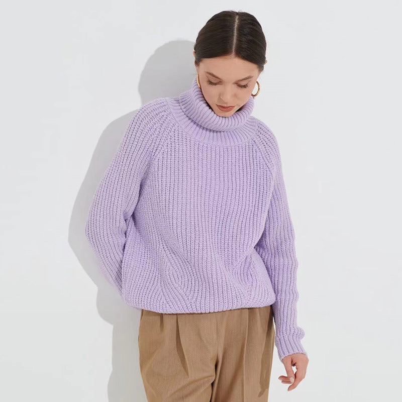 Donna indossa maglione collo alto grigio in maglia spessa, caldo e confortevole, perfetto per look casual.
