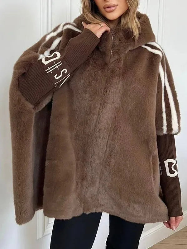 Cappotto invernale donna oversize con cappuccio. Dettagli moda a contrasto, caldo ed elegante.