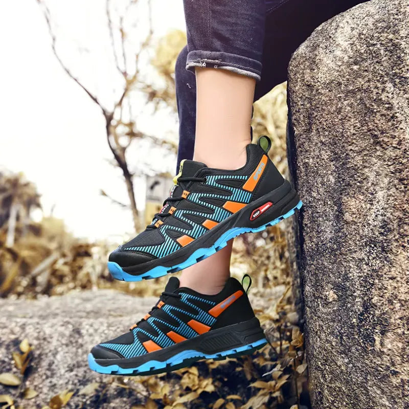 Uomo cammina con scarpe ortopediche, leggere e ammortizzate per un comfort supremo.