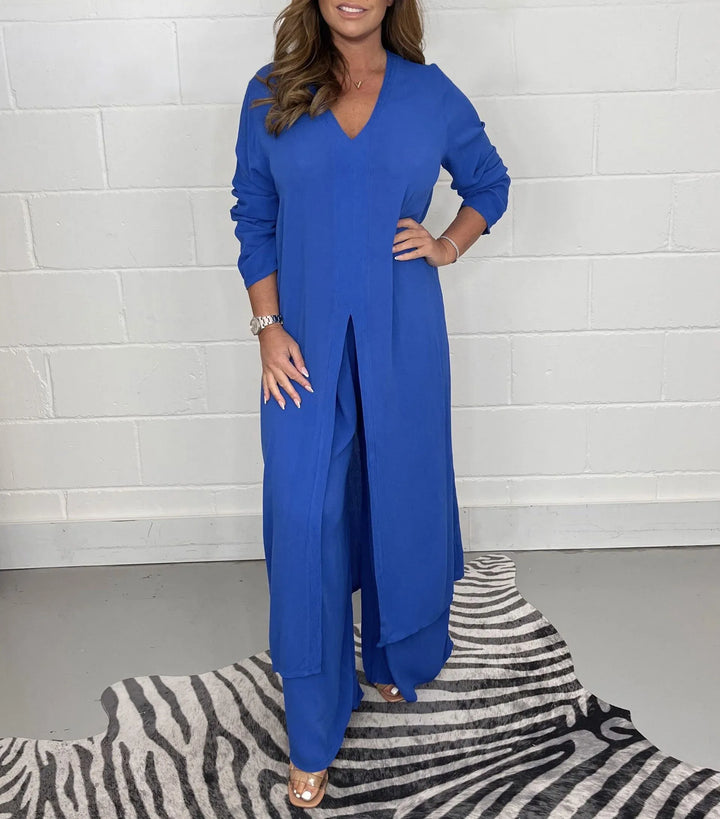 Dettaglio del top lungo del completo due pezzi donna. Abbinato a pantaloni casual, offre comfort e stile.
